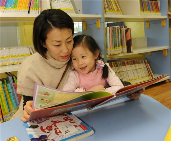 엄마와 함께 책 읽는 어린이