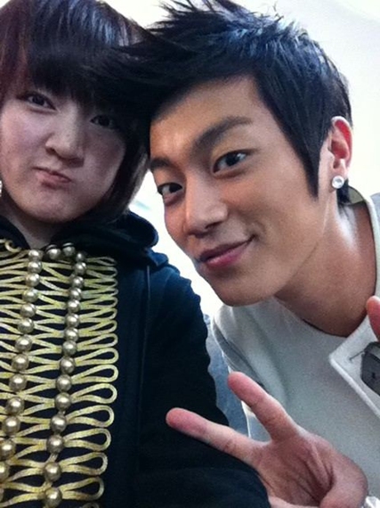 miss A member Jia and BEAST member Du-jun at the "Welcome Back to BEAST Airline" concert on February 18, 2011. [miss A Jia's official Twitter website]