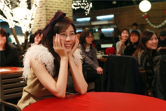 Korean actress Kim Ha-neul at her birthday party celebration with fans in Seoul, South Korea on February 19, 2011. [J. One Plus Entertainment]