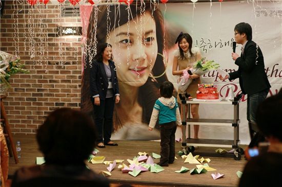 Korean actress Kim Ha-neul and fans at her birthday party celebration with fans in Seoul, South Korea on February 19, 2011. [J. One Plus Entertainment]