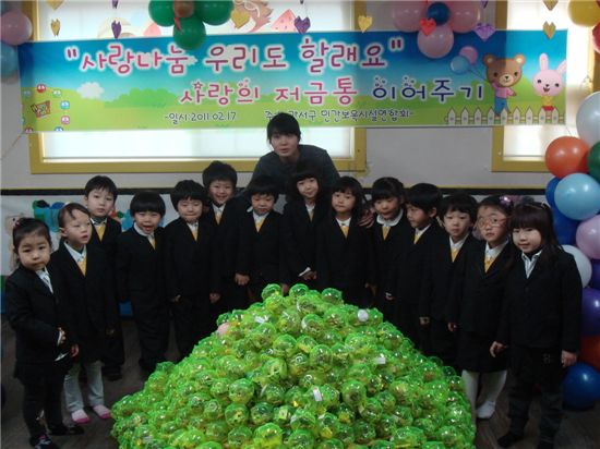 고사리 손으로 모은 용돈으로 실직가정 지원