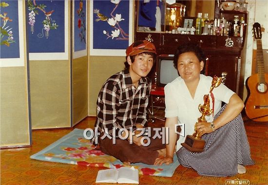 [라이징스타]최영철⑤ 잇따른 악재로 기타 부수다