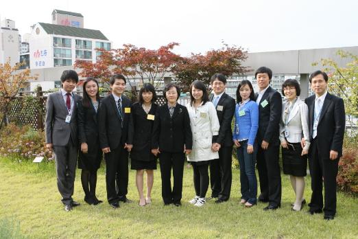 신연희 강남구청장(왼쪽 다섯번째)가 신입 직원들과 만나 대화를 나누었다.