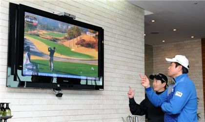 <사진2> 양준혁 선수가 TV를 통해 샷에 대한 정보를 습득하고 있다.