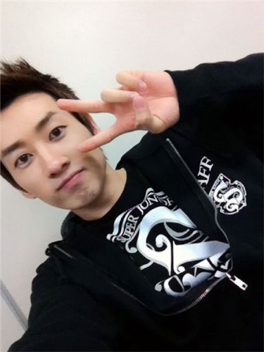Super Junior Eunhyuk takes picture after concert in Japan 