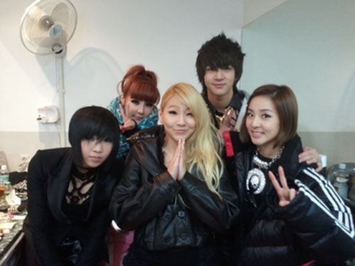Girl group 2NE1 with MBLAQ member Cheon Dung [Sandara Park's official me2day website]