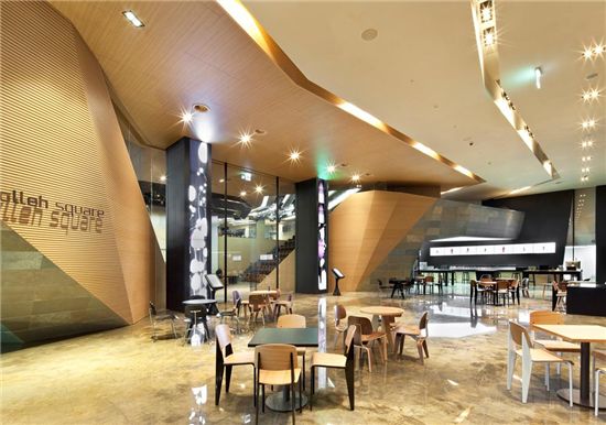 IT와 문화, 자연을 융합한 새로운 공간으로 높은 평가를 받은 KT의 '올레스퀘어'가 세계 3대 디자인 상인 'iF어워드'를 수상했다. 