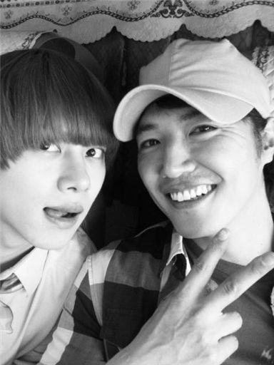 Super Junior's Heechul poses with Hallyu star Yoon Sang-hyun