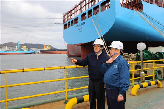 김용환 수출입은행장(왼쪽)은 2월 22일 울산 현대중공업을 방문하여 선박건조도크 게이트에서 김정래 현대중공업 부사장으로부터 설명을 듣고있다. 