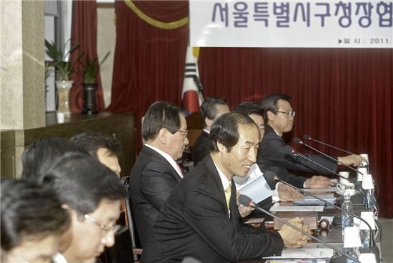 서울시구청장협의회 모임이 23일 오전 서대문구청에서 열렸다. 문석진 서대문구청장이 구청장들에게 인사를 건내고 있다.