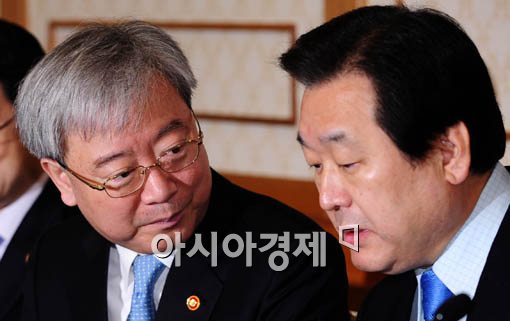 [포토] 저축은행 관련 해명(?)하는 김석동 위원장