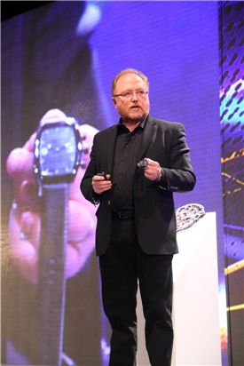 HP가 파슬과 함께 개발한 시계 '커넥티브 와치'를 보여주는 필 맥키니 HP PSG부사장. 커넥티브 와치는 스마트폰이나 태블릿 등 기기와 연동돼 여러 기기의 '통합점'구실을 한다. 