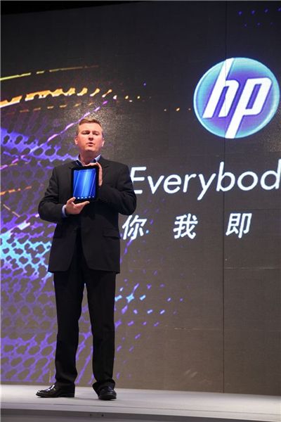 웹OS를 탑재한 첫번째 태블릿 '터치패드'를 공개하는  HP PGS 스티븐 맥아서(Steven McArthur) 수석 부사장
