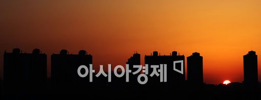 [포토] 봄 하늘 물들이는 붉은 노을