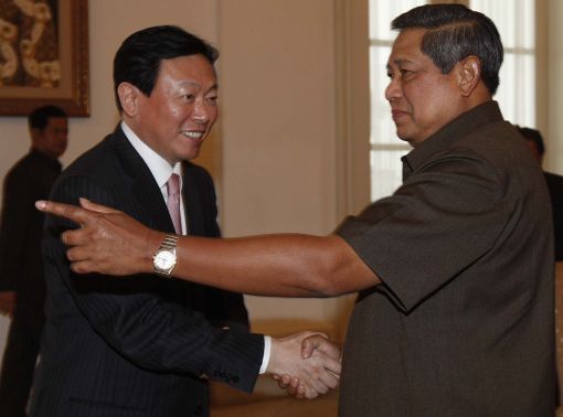 신동빈 롯데 회장(왼쪽)이 2011년 2월22일 수실로 밤방 유도요노 인도네시아 대통령(오른쪽)을 예방, 현지 투자 확대에 대한 의지를 밝혔다.