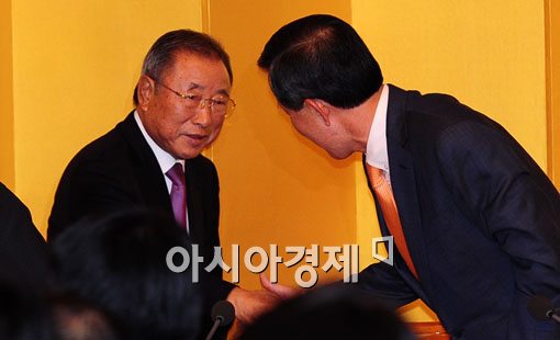 [포토] 악수나누는 허창수-조석래 회장