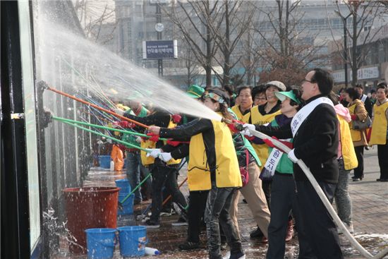 진익철 서초구청장이 주민들과 함께 물청소를 하고 있다.