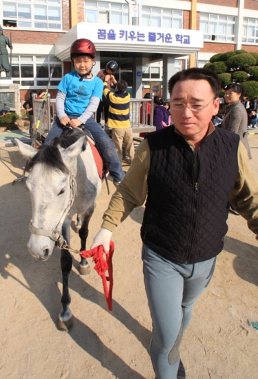 [주말레이싱] 짜릿한 학교 체육 "말(馬) 되네" 