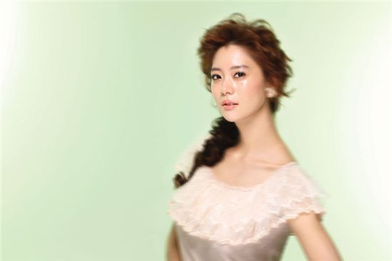 배우 이성민, 시크+우아 러블리 화보 공개 '눈길'