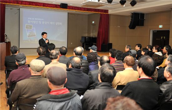김성환 노원구청장이 주민들에게 상계재발 사업에 대해 설명하고 있다.