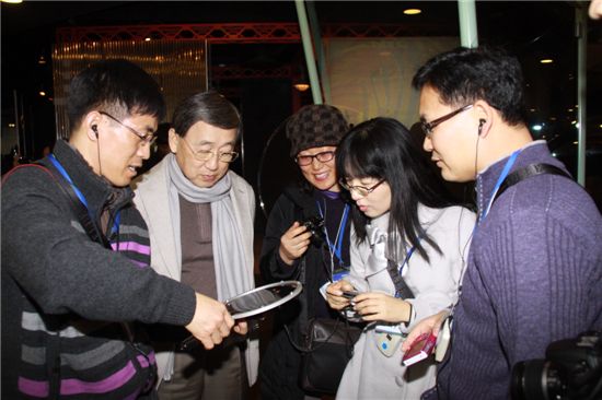 박용현 두산 회장(왼쪽에서 두번째)과 과학교사들이 지난달 일본 도쿄 국립과학박물관을 방문해 함께 실험하며 이야기를 나누고 있다.