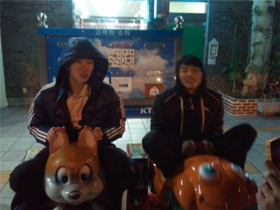 2AM Seulong goes on a ride with Jo Kwon