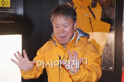[포토]엄홍길 '히말라야 기, 팍팍!'