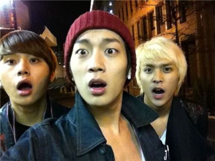 BEAST member Jun-hyung (left), Du-jun (middle) and Dong-woon (right) [Du-jun's official Twitter website]