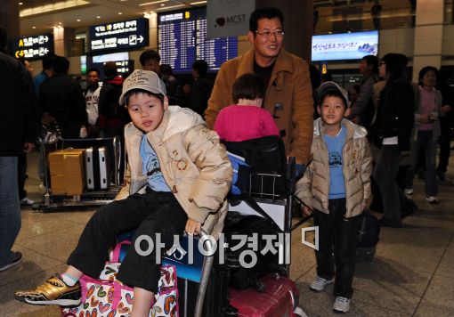 [포토]리비아 교민 태운 전세기, 인천공항 도착 