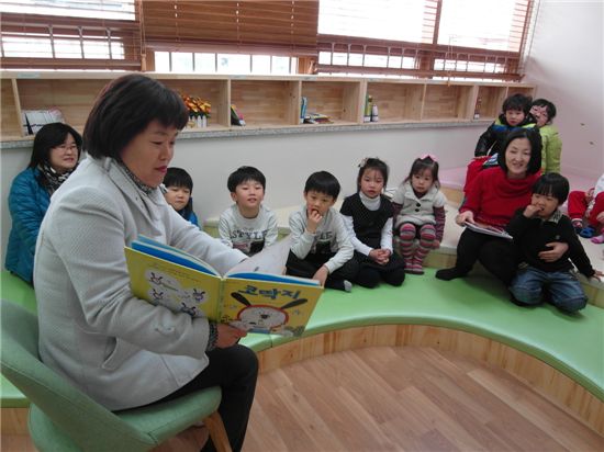 종암동 새날어린이도서관에서 선생님이 아이들에게 책을 읽어주고 있다.