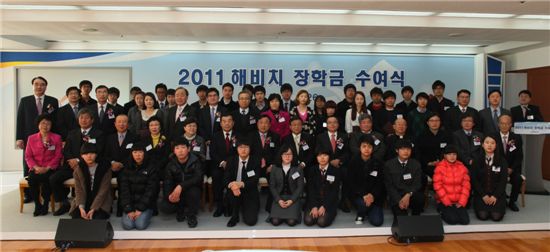 이희범 해비치 사회공헌문화재단 이사장(두번째줄 왼쪽 일곱번째)과 행사에 참석한 내외빈 및 학생들이 기념촬영을 하고 있다.