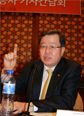 홍기준 사장 "국내 태양광 산업 경쟁력 낮다"