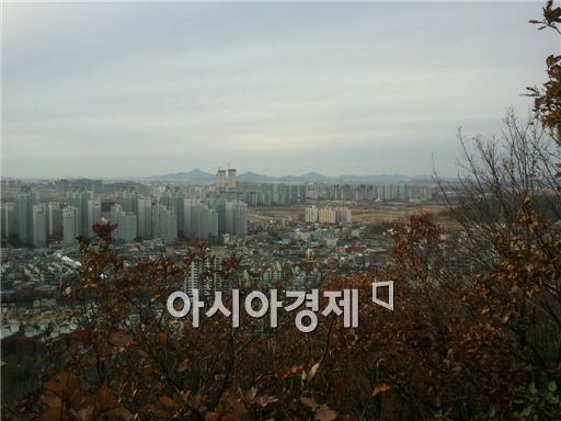 인천 부평구 원적산에서 바라본 청라국제도시 전경.