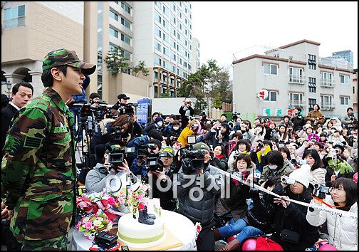 [포토]'김정훈 보자!' 국방부 가득메운 일본팬들