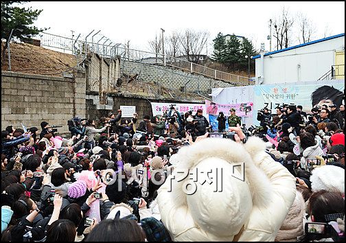 [포토]'김정훈 보자!' 국방부 가득메운 일본팬들