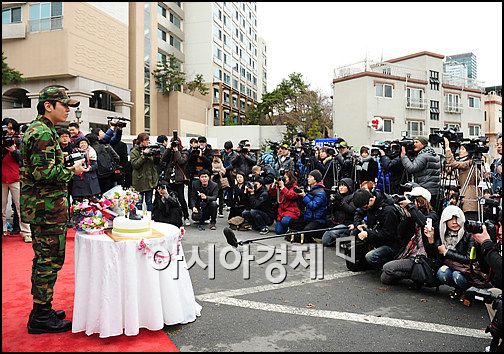 [포토]'김정훈 제대'에 쏠린 취재관심