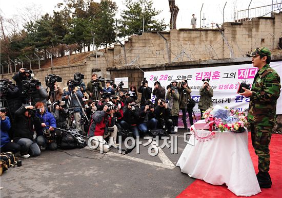 [PHOTO] Singer Kim Jeong-hoon talks to fans and media after military discharge