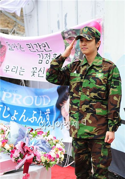 [PHOTO] Singer Kim Jeong-hoon salutes fans and media 
