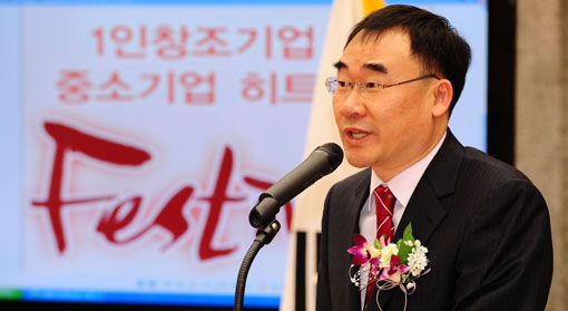 신현만 아시아경제신문 대표이사가 '1인창조기업&중소기업 히트제품 페스티벌'에 참석해 축사를 하고 있다.