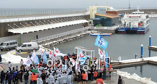 [포토]강릉항서 펼쳐지는 김장훈의 즉석 콘서트