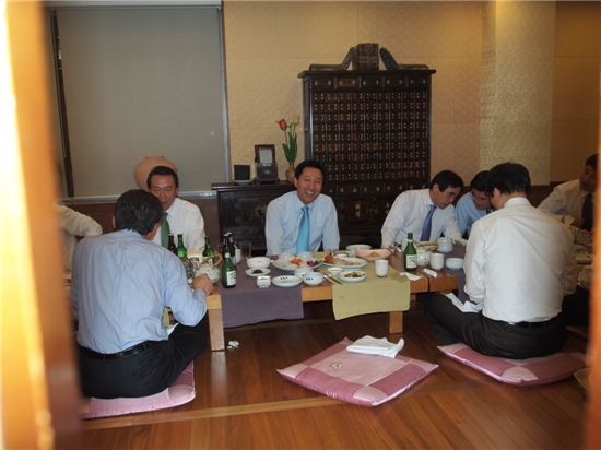 오세훈 서울시장이 구청장들과 만찬에서 웃음을 짓고 있다.