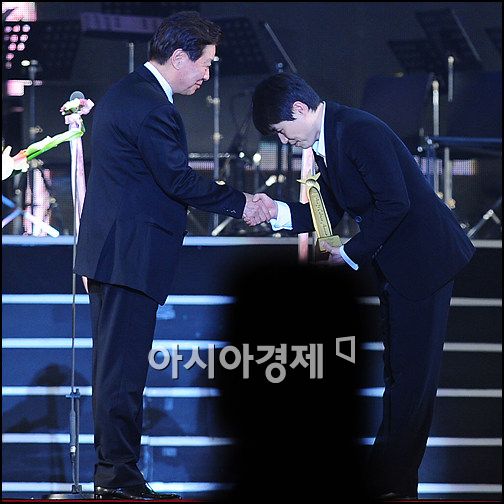 [포토]류승완, 서울문화예술대상 영화감독대상 수상