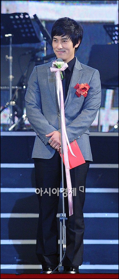 [포토]김동완, 서울문화예술대상 시상자로 참석