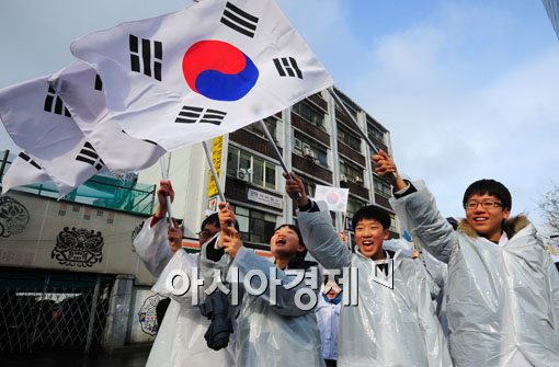 [포토] 태극기 들고 거리로~