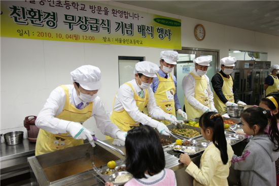 성북구가 3월 3일 낮 12시 삼선초등학교 급식실에서 2011년 친환경 무상급식 배식행사를 갖는다. 사진은 지난해 10월 서울에서 최초로 친환경 무상급식 시범실시를 시작할 당시 성북구의 기념 배식 행사 모습.
