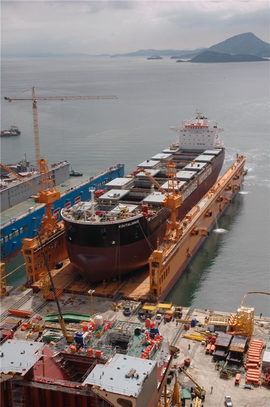 지난 2006년 5월 26일 성동조선해양 통영조선소에서 회사가 육상에서 건조한 1호선 선박을 안벽에서 플로팅도크로 이동시키는 '로드아웃'을 진행하고 있다.