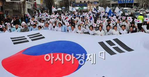 [포토] 대형 태극기 앞에서