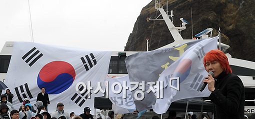 [포토]김장훈 '세계최초, 독도 콘서트입니다'