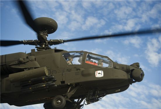 아파치 블록Ⅲ의 핵심부품은 헬기 앞부분에 장착된 에로우헤드라고 불리는 열영상장치다. 3개의 눈을 가지고 있는 이 장치는 조종사의 비행과 사격을 쉽게 도와준다. 