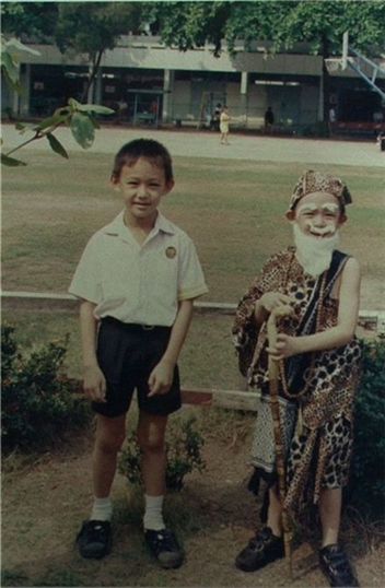 Childhood picture of Nichan (left) and Nichkhun (right) [E Channel]
